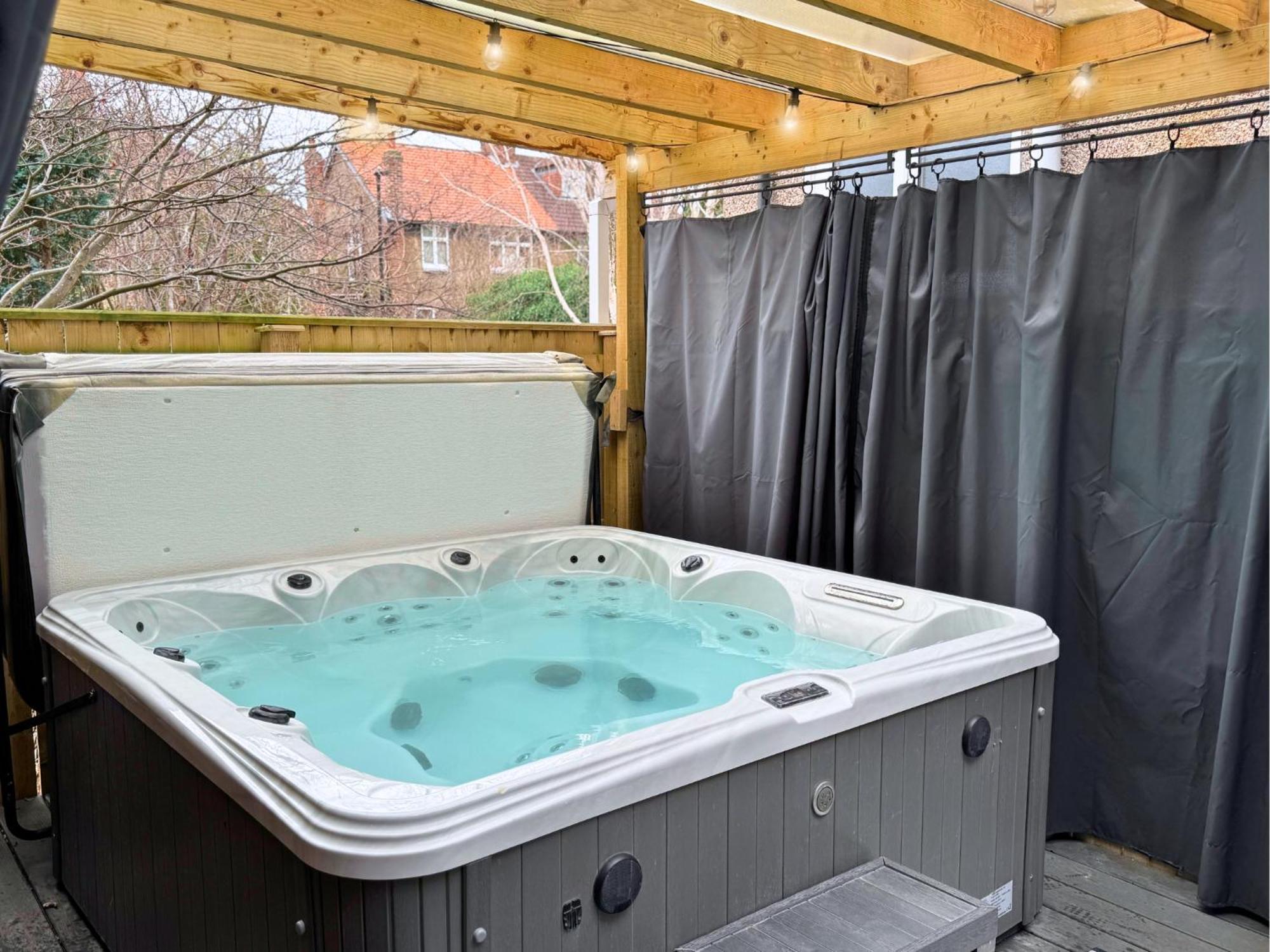 Hot Tub, Free Parking, Near Shops & Restaurants, Location 1M To City Jesmond ภายนอก รูปภาพ